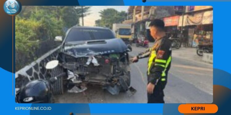 Diduga Gagal Nyebrang, Toyota Fortuner Disambar Dua Kontainer di Jalan Nusantara Km 18 Kijang