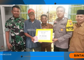 Bhabinkamtibmas Dampingi Pembagian BLT Dana Desa Secara Tunai