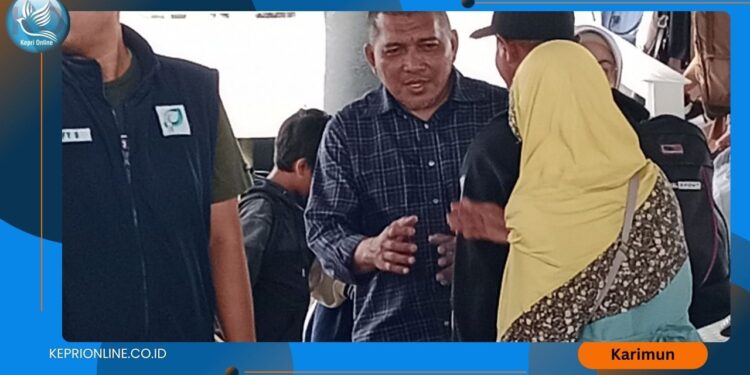 Berangkat ke Batam Wabup Karimun Pilih Menunggu di Ponton dari Pada Ruang Tunggu VIP Pelabuhan