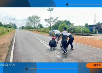 Jiwa Kemanusiaan, Anggota Satlantas Polres Bintan Bantu Pengendara Pungut Ratusan Ikan