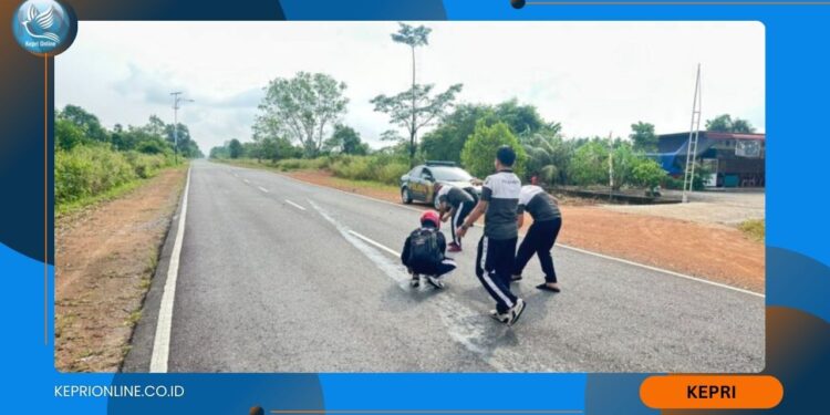 Jiwa Kemanusiaan, Anggota Satlantas Polres Bintan Bantu Pengendara Pungut Ratusan Ikan