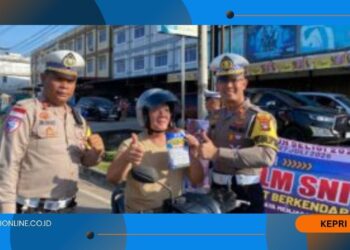 Pengendara Terima Makanan dan Sosialisasi Berlalulintas, Polres Bintan Berbagi di Jumat Berkah