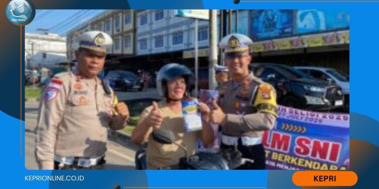 Pengendara Terima Makanan dan Sosialisasi Berlalulintas, Polres Bintan Berbagi di Jumat Berkah