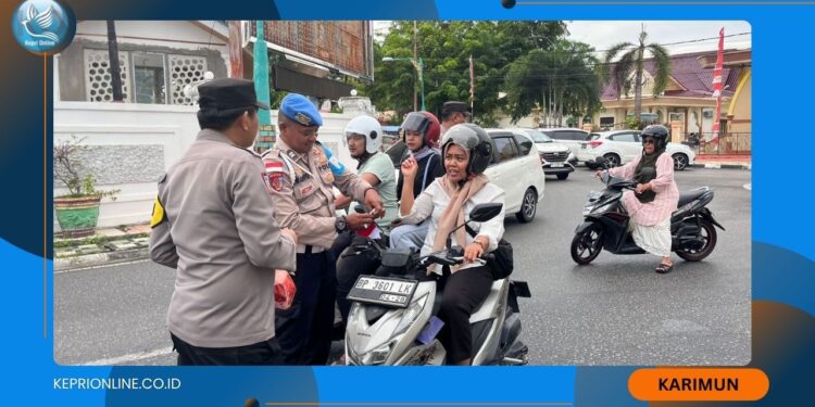 Dikira Razia, Pengedara Roda Dua Putar Balik, Ternyata Polisi Bagi Bendera
