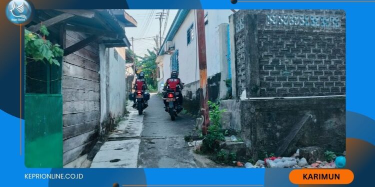 Polisi Lakukan Patroli Masukin Gang Sempit