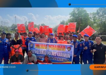 Peduli Keselamatan Nelayan, Polisi Bagikan Life Jacket ke Nelayan