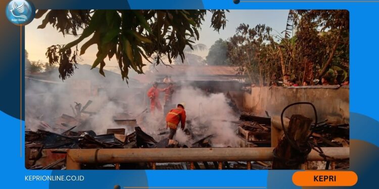 Rumah Kayu Hangus Terbakar