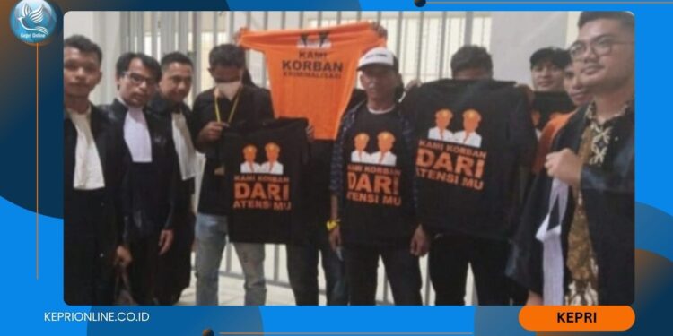“Kami Korban Kriminalisasi” Seruan Lambang Perlawanan Suparman dan Oris di PN Batam