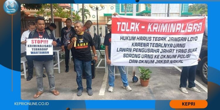Demo di Pengadilan, Masayarakat Minta Hakim dengarkan Suara Rakyat