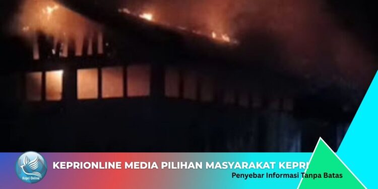 Kantor PLN Desa Parit Terbakar