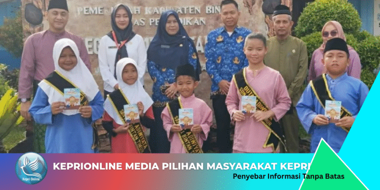 Pelajar Dapat Buku Peduli Lingkungan