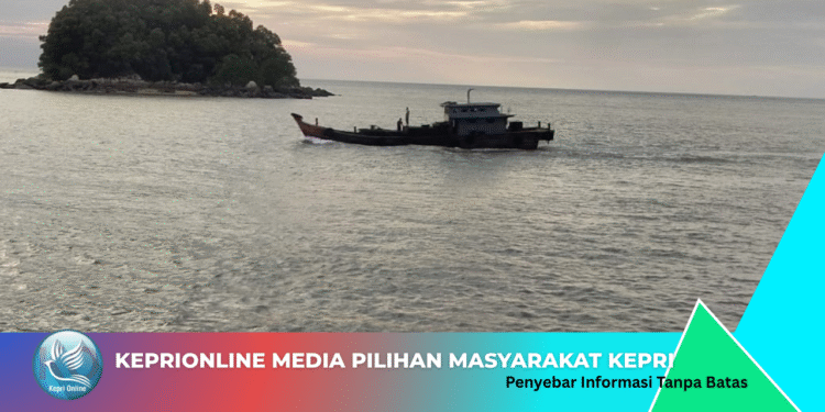 Kapal Pompong Diduga Mengangkut BBM Ilegal Melintas di Perairan Pangke