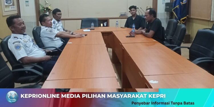 Kapal Tongkang Comford Shipping Miring Diperairan Karimun