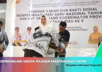 Dra Hj Dewi Kumalasari Ansar Dikuhkuhkan Jadi Bunda Guru
