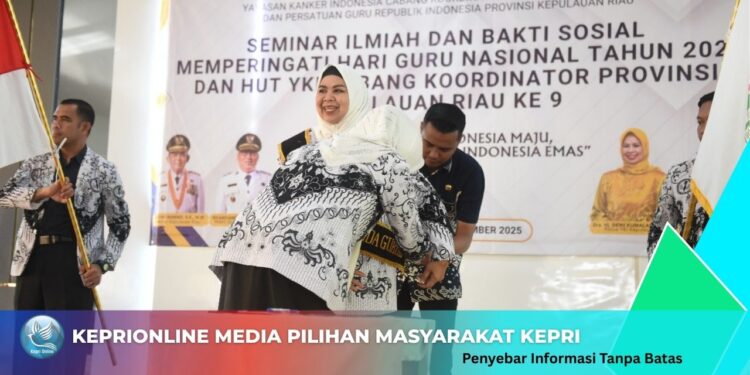 Dra Hj Dewi Kumalasari Ansar Dikuhkuhkan Jadi Bunda Guru
