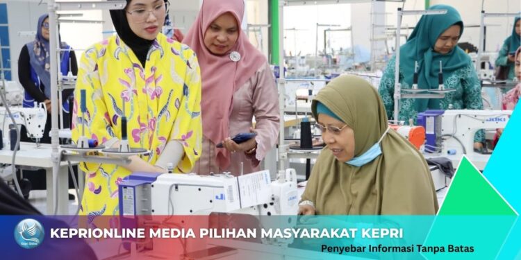 Ketua Dekranasda Kunjungi Gedung Produksi Sentra Industri Fashion