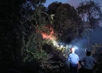 PT Timah Bantu Warga Padamkan Kebakaran Lahan
