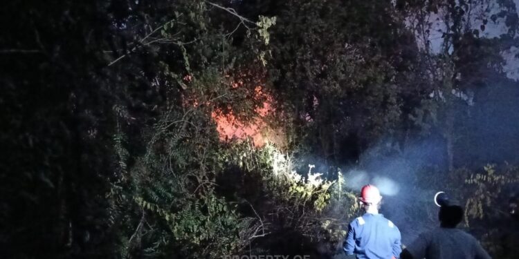 PT Timah Bantu Warga Padamkan Kebakaran Lahan