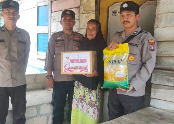 Polsek Meral Salurkan Bansos ke Warga Kurang Mampu di Kelurahan Sei Pasir
