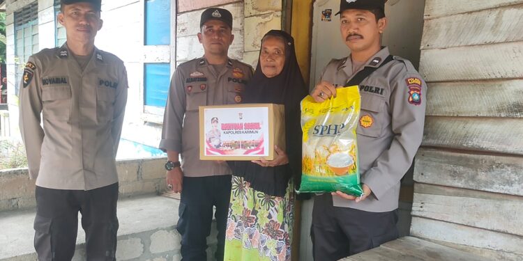 Polsek Meral Salurkan Bansos ke Warga Kurang Mampu di Kelurahan Sei Pasir