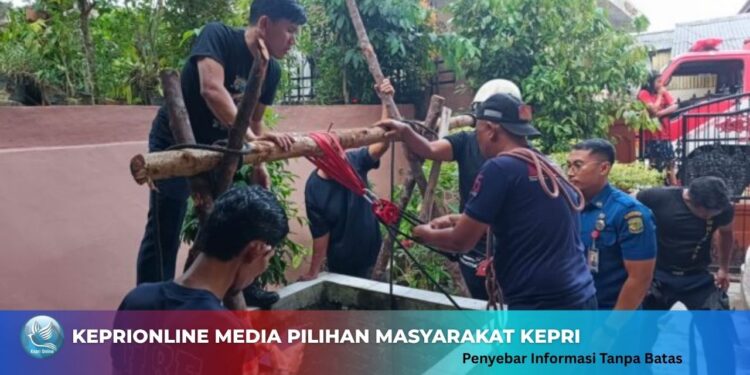 Pekerja Pingsan di Sumur 20 Meter, Damkar Tanjung Pinang Lakukan Evakuasi Dramatis
