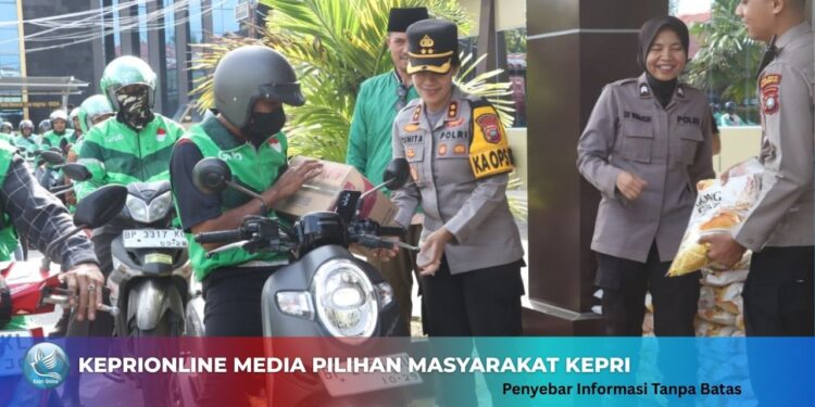 Polres Karimun Bagi 300 Paket Bansos ke Driver Ojol