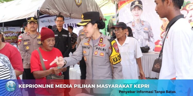 Polres Karimun Bagi 300 Paket Bansos ke Driver Ojol