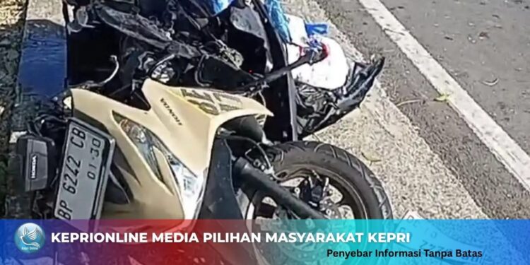 Tabrakan Mobil vs Motor di Tugu Tangan Tanjung Pinang Viral, Korban Dilarikan ke RS