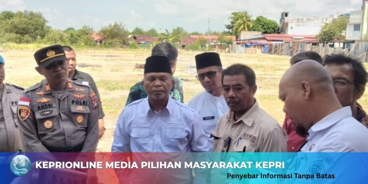 Tabrakan Mobil vs Motor di Tugu Tangan Tanjung Pinang Viral, Korban Dilarikan ke RS