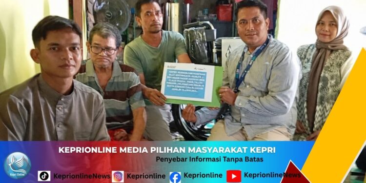PT TIMAH Serahkan Kursi Roda untuk Warga Kundur Utara yang Lumpuh Akibat Stroke