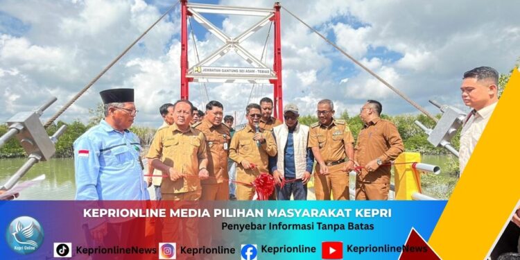 Bupati Karimun Resmikan Jembatan Gantung Tok Kenot, Akses Tebias–Sungai Asam Semakin Lancar