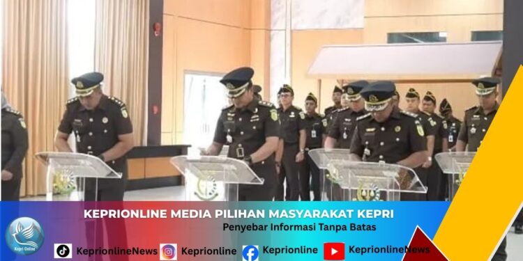 Wakajati Kepri Lantik Delapan Pejabat Eselon IV di Lingkungan Kejati Kepri
