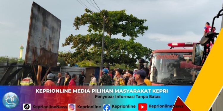 Polres Karimun Sigap Padamkan Kebakaran Warung di Coastal Area