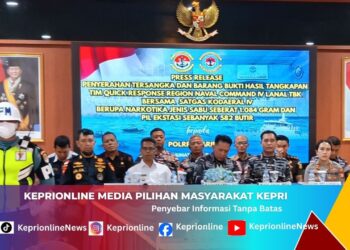 Viral! TNI AL Gagalkan Penyelundupan 1 Kg Sabu dan 582 Butir Ekstasi di Perairan Karimun