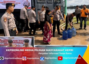 Sambut Hari Bhayangkara ke-80, Polres Karimun dan Brimob Salurkan Air Bersih untuk Warga Telaga Riau