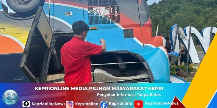 Bus Pariwisata Rombongan Jemaat Gereja Terguling di Pantai Melur Barelang, Diduga Akibat Rem Blong