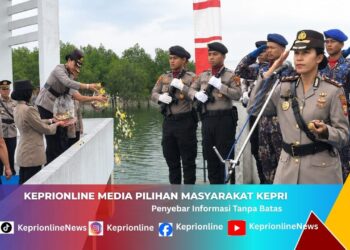 Sambut Hari Bhayangkara ke-80, Polres Karimun Tabur Bunga di Laut