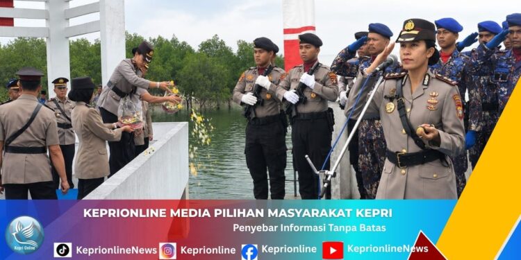 Sambut Hari Bhayangkara ke-80, Polres Karimun Tabur Bunga di Laut