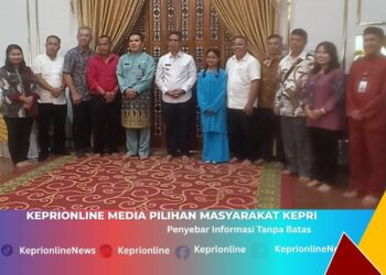 Bupati Karimun Berangkatkan Fanny Tampubolon Ikuti Pesparawi Tingkat Nasional ke Papua Barat