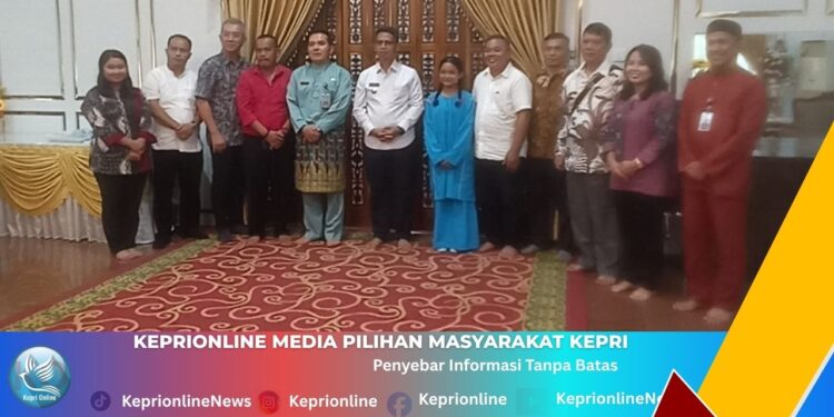 Bupati Karimun Berangkatkan Fanny Tampubolon Ikuti Pesparawi Tingkat Nasional ke Papua Barat