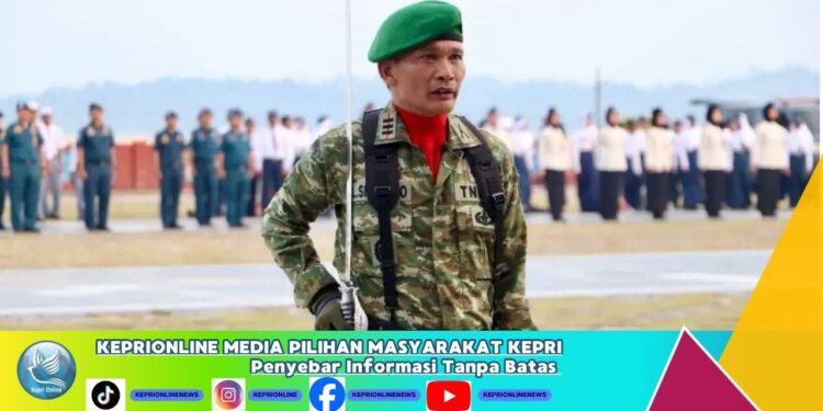 Kapten Inf Lamhot Parningotan Sihaloho Dipercaya Menjadi Komandan Upacara Penuruan Bendera HUT RI Ke 81 Tahun di Karimun