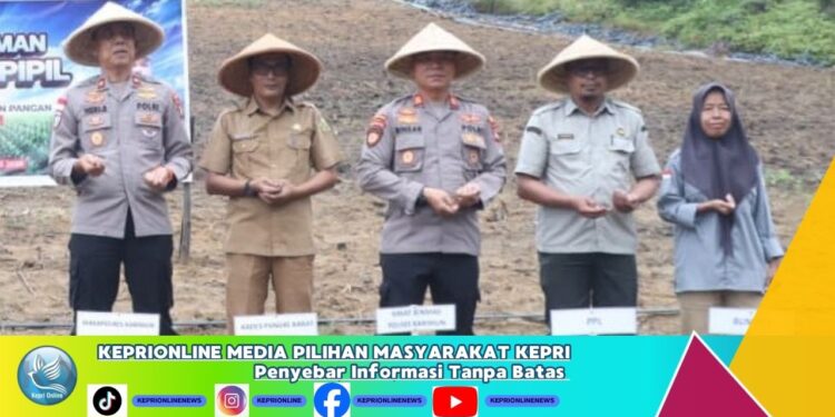 Bersama Pemdes Pangke Barat, Polres Karimun Tanam Jagung Pipil di Lahan Seluas  2 Hektar