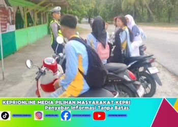 satlantas karimun melaksanakan pengaturan lalu lintas dan edukasi keselamatan