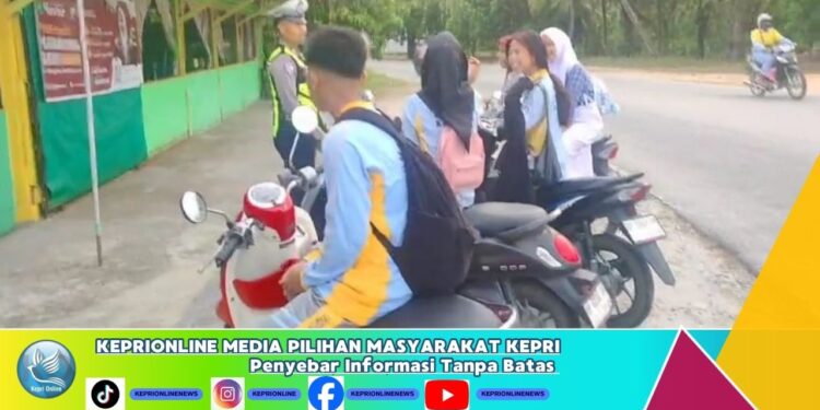 satlantas karimun melaksanakan pengaturan lalu lintas dan edukasi keselamatan