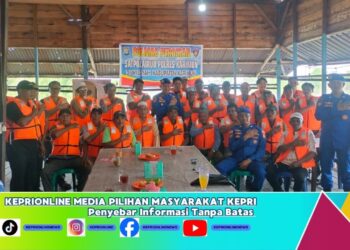 Peduli Keselamatan Nelayan,Satpolairud Polres Karimun Serahkan 30 Life Jacket