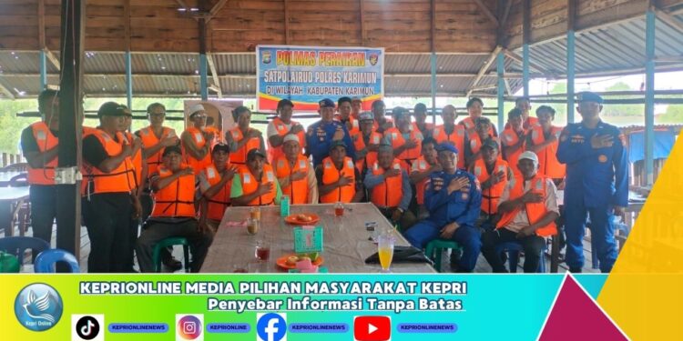 Peduli Keselamatan Nelayan,Satpolairud Polres Karimun Serahkan 30 Life Jacket