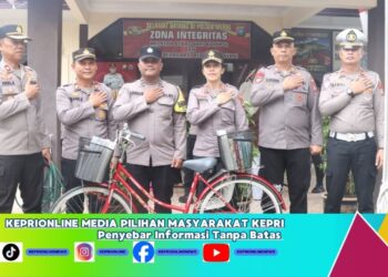 Dekatkan Literasi ke Warga,Kapolres Karimun Serahkan Sepeda Kargo Baca