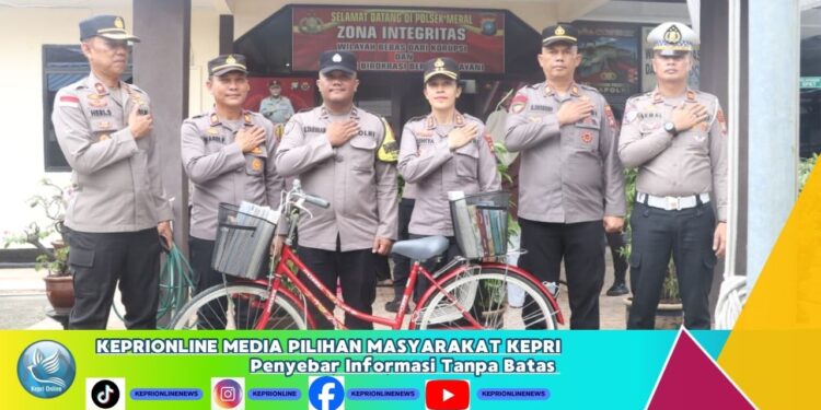 Dekatkan Literasi ke Warga,Kapolres Karimun Serahkan Sepeda Kargo Baca