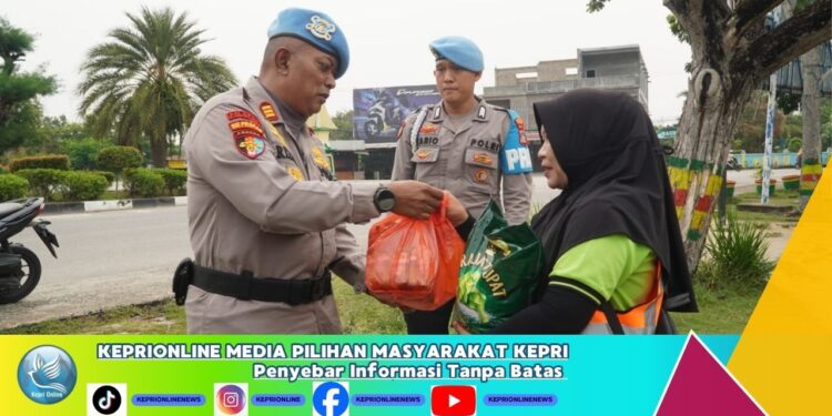 Propam Polres Karimun Hadir Ditengah Masyarakat Melalui Bakti Sosial