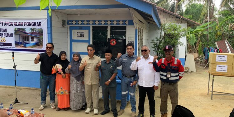 PT AAP Serahkan Beda Rumah dan Bantuan Paket Sembako ke Warga Teluk Lekup